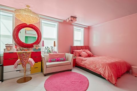 Schlafzimmer, rosa Wände, buntes Sideboard, 12_28-07_36th_Ave-Ground_Floor-Second_Bedroom_A.jpeg