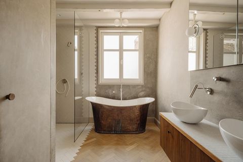 Industrielles Badezimmer mit freistehender Stahlbadewanne. 245161234.jpg