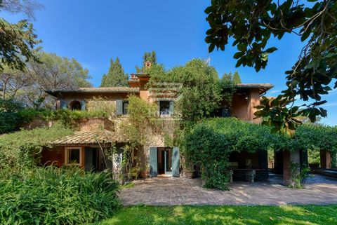 Außenansicht der Hausfassade im romantischen italienischen Stil, üppig von Pflanzen umrankt 45faf943393077cf8fffb0596f2c46fc_0fc1d38b7c_4096-original-scaled.jpg