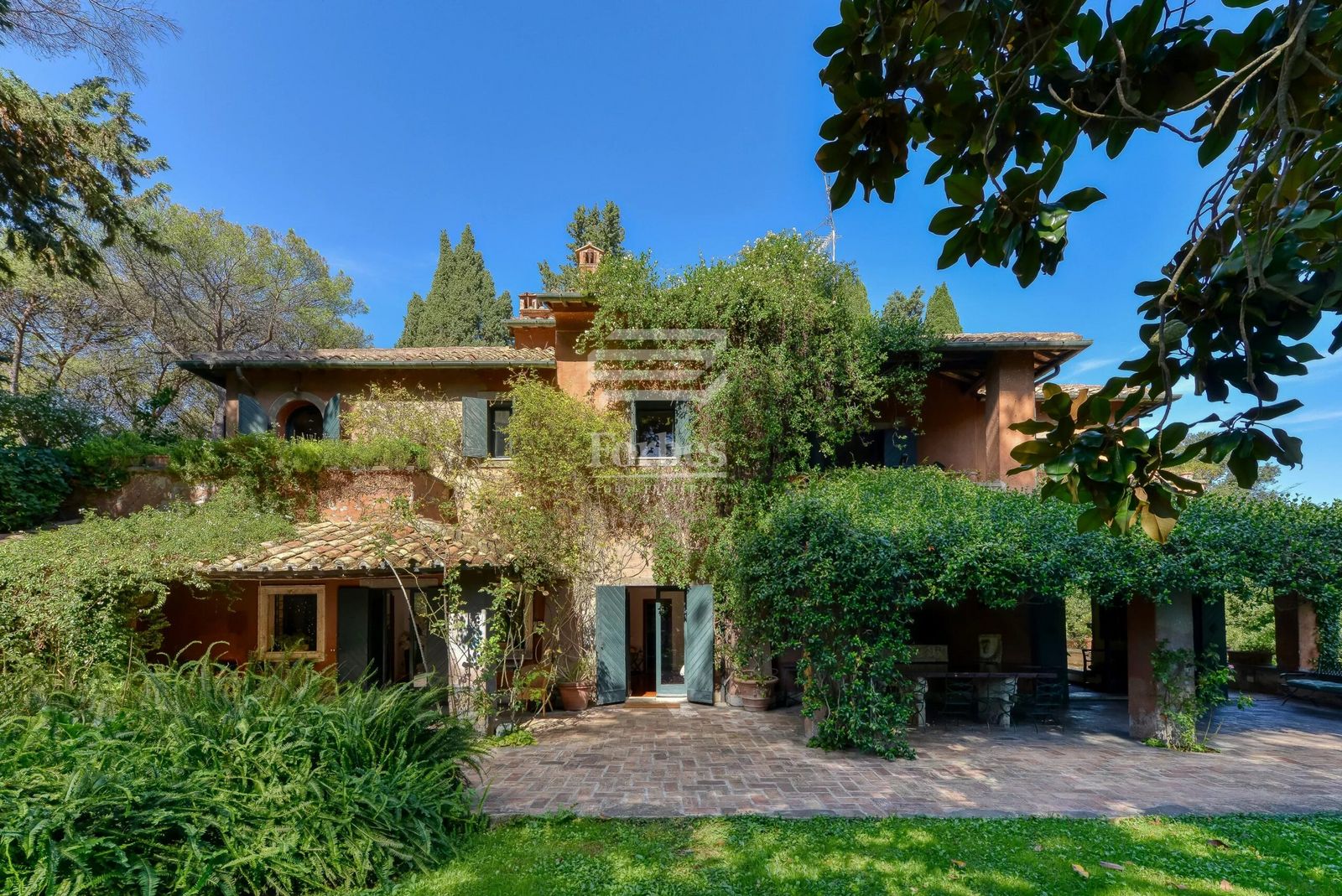 Außenansicht der Hausfassade im romantischen italienischen Stil, üppig von Pflanzen umrankt 45faf943393077cf8fffb0596f2c46fc_0fc1d38b7c_4096-original-scaled.jpg