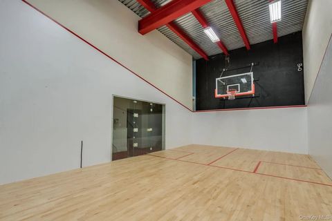 Indoor-Basketballplatz 85e2c315594c52753ab610f591889bbal-m2490549420rd-w1280_h960.jpeg