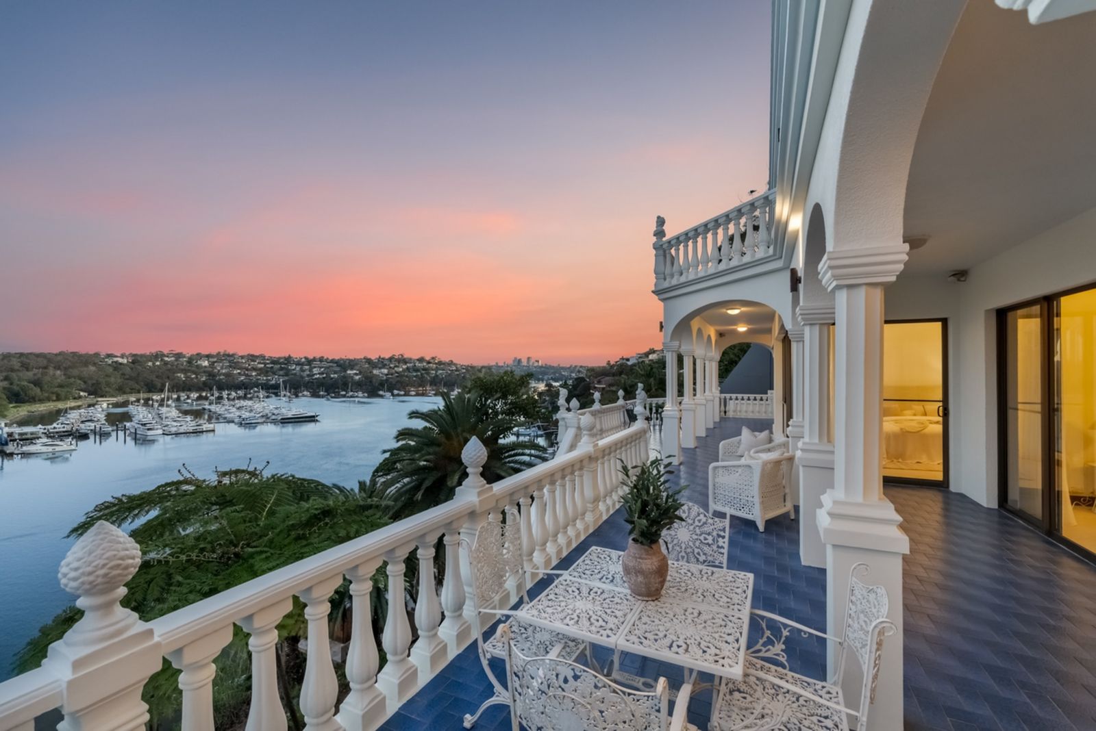 auf der Verander, blauer Boden, weiße Tisch und Stühle, Blick übers Wasser, Abenddämmerung WEB-6.jpg