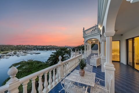 auf der Verander, blauer Boden, weiße Tisch und Stühle, Blick übers Wasser, Abenddämmerung WEB-6.jpg