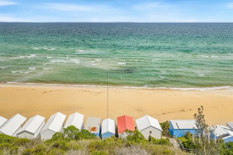 Drohnenaufnahme von den Strandhütten aus gesehen mit Blick auf das Meer 2020482416_9_1_251211_023309-w1200-h800.jpeg