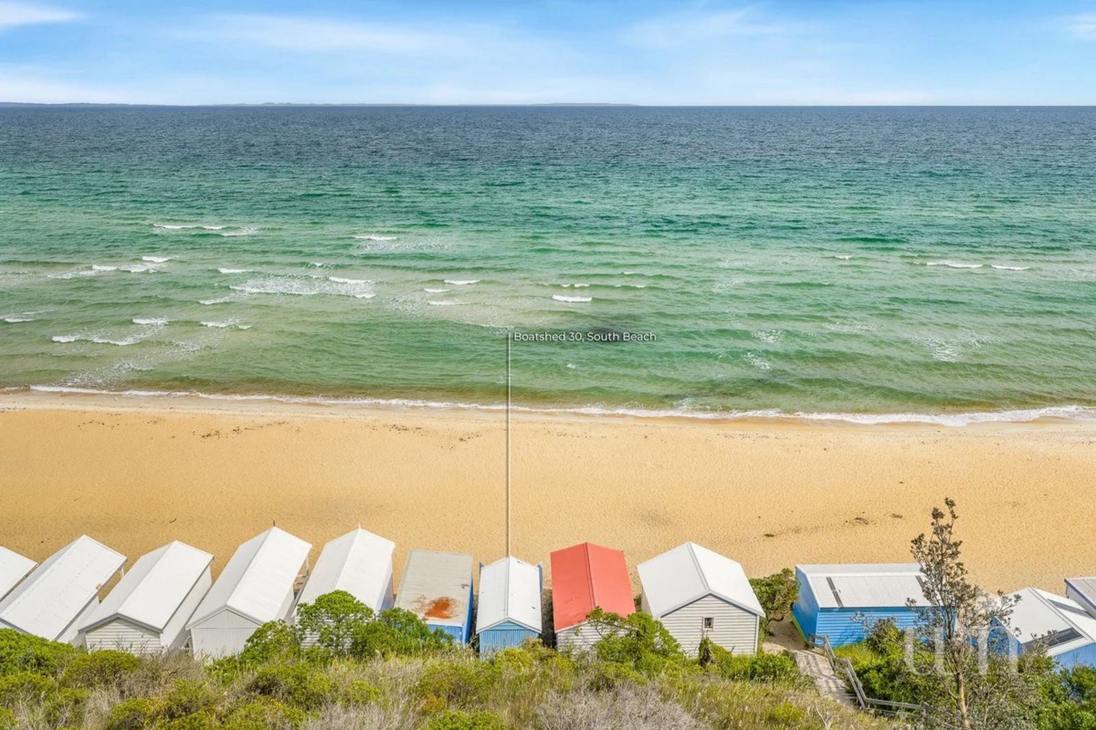 Drohnenaufnahme von den Strandhütten aus gesehen mit Blick auf das Meer 2020482416_9_1_251211_023309-w1200-h800.jpeg