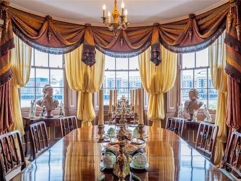 Antikes Esszimmer, vom Tisch aus gesehen, mit Blick auf die Außenfenster, üppigen Vorhängen und dekorativen Statuen CHA240006_11.jpeg