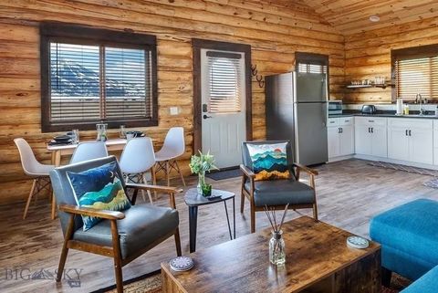 Wohnzimmer im rustikalen Holz-Ranch-Stil 72389f5fb8c096050b3fd921c840ac53w-c3078066070srd-w925_q80.jpeg