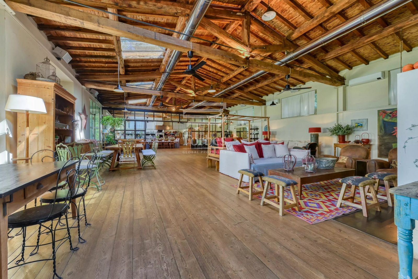 Großer Festsaal mit mehreren Essbereichen im romantischen, rustikalen Holzstil 99d9f46a93070ae6c8ae20cdea2250a4_f4970a0be0_4096-original-scaled.jpg