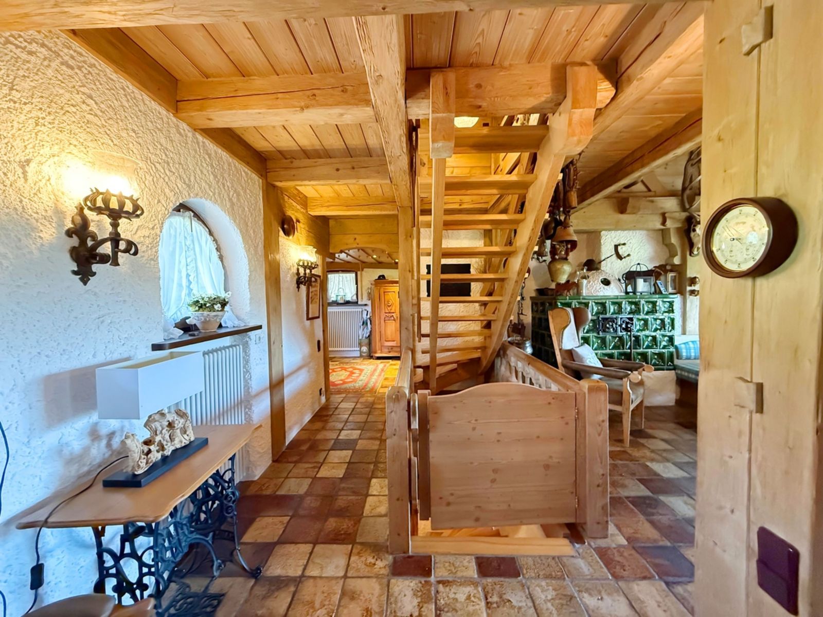 Flur mit Treppenaufgang, Steinboden 28.jpeg