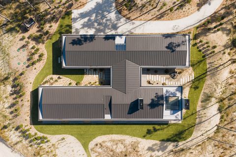 Luftaufnahme des Hauses mit zwei Flügeln, die durch einen zentralen Korridor miteinander verbunden sind. Te-Arai-Homesite-10.jpg