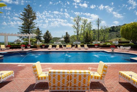 Großzügige Poolterrasse mit gelb-weißen Sitzbänken im Stil der 1920er-Jahre 1900xxs9_01.jpeg