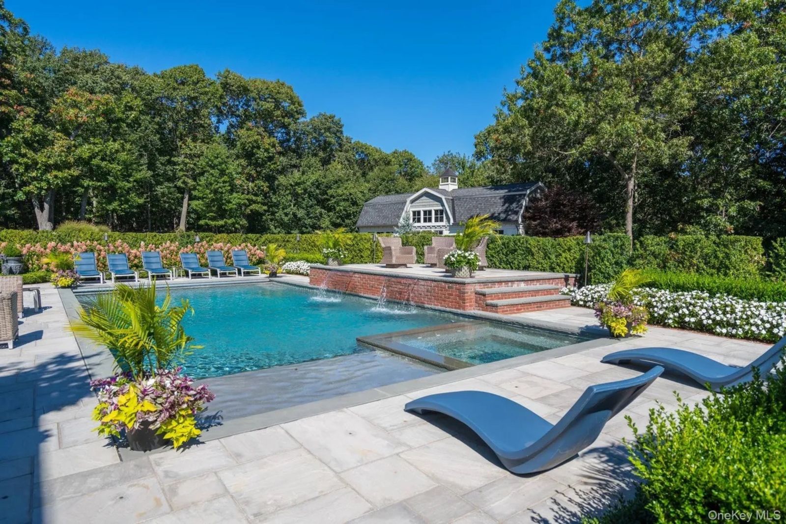 Swimmingpool von der Terrasse aus mit Poolhaus und Bäumen im Hintergrund 85e2c315594c52753ab610f591889bbal-m2725743110rd-w1280_h960.jpeg