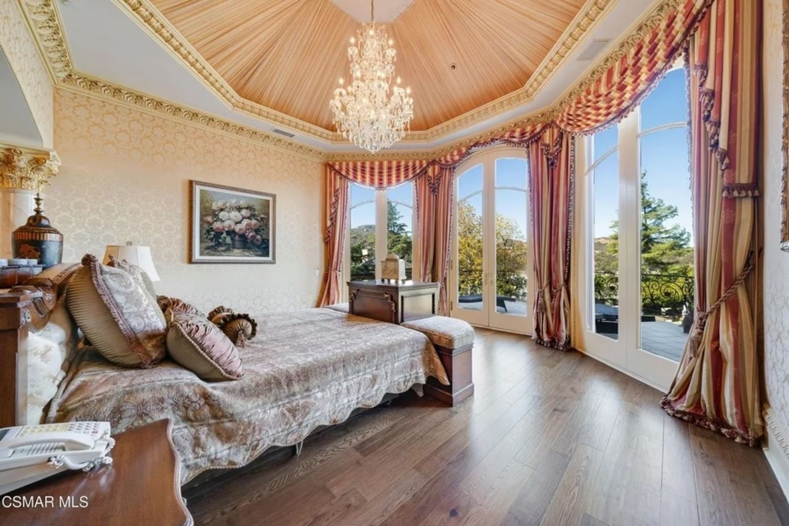 Schlafzimmer mit Panoramafenster auf Balkon und Garten Schlafzimmer.jpg