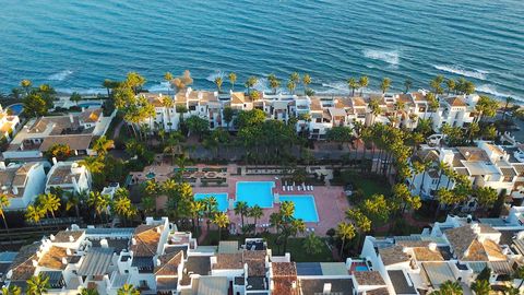 Poolanlage zwischen Häusern AdobeStock_1210912801_keBuMedien.jpeg