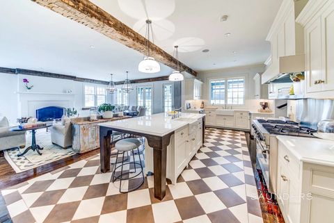 Offene weiße Designküche mit charakterstarken Retro-Bodenfliesen imagereader9.jpeg