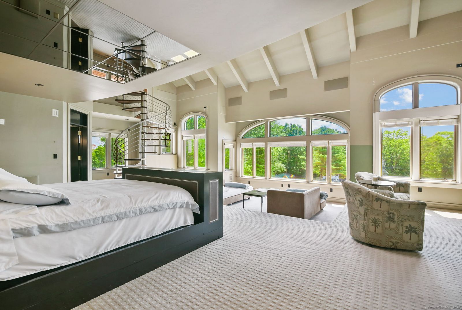 Schlafzimmer, so groß wie eine Wohnung HD_1756318198908_77_web_or_mls_50_poplar_hill_dr.JPEG