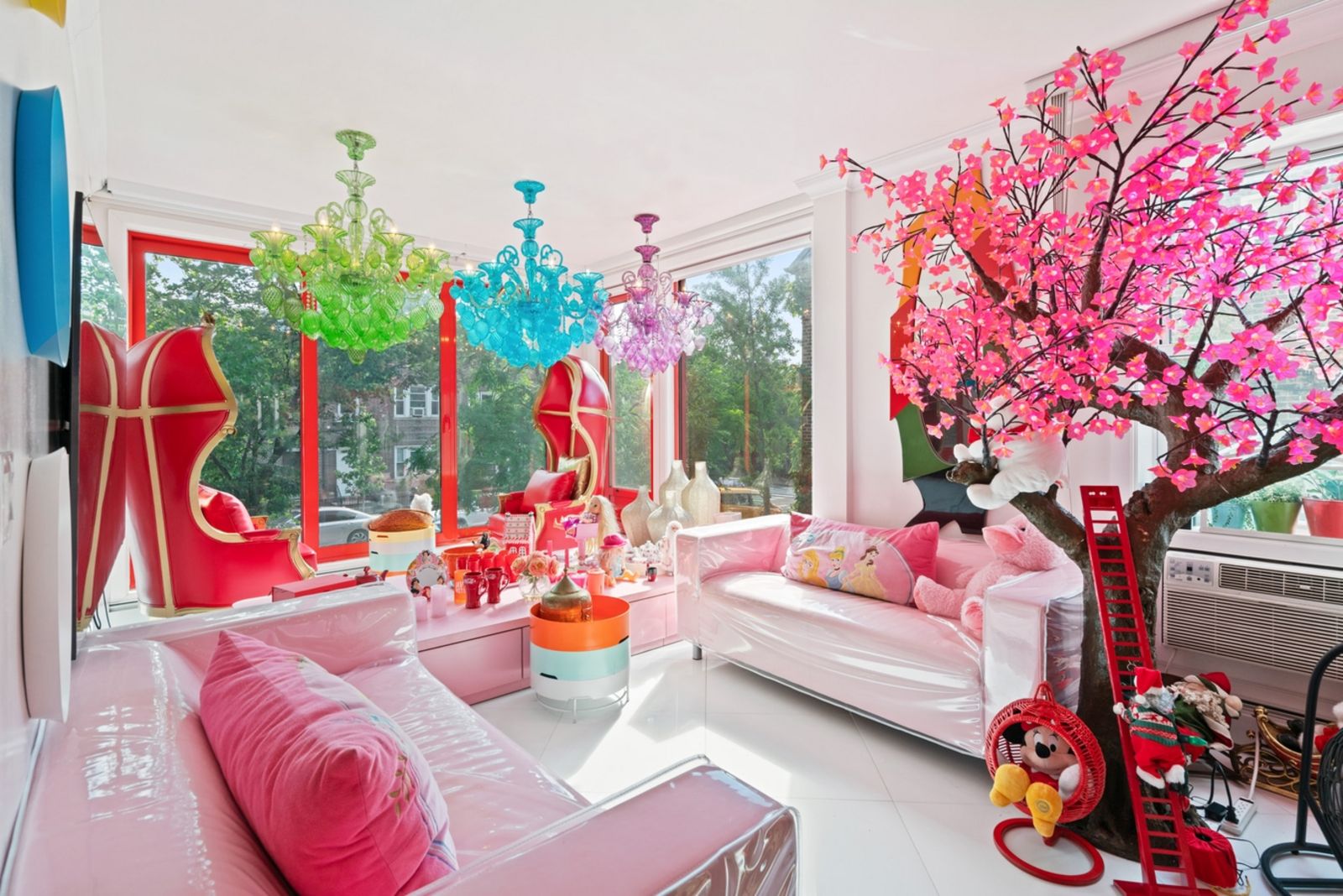 Kinderzimmer, rosa Sofa, künstlicher Kirschblütenbaum 24_28-07_36th_Ave-Second_Floor-Day_Area_B.jpeg