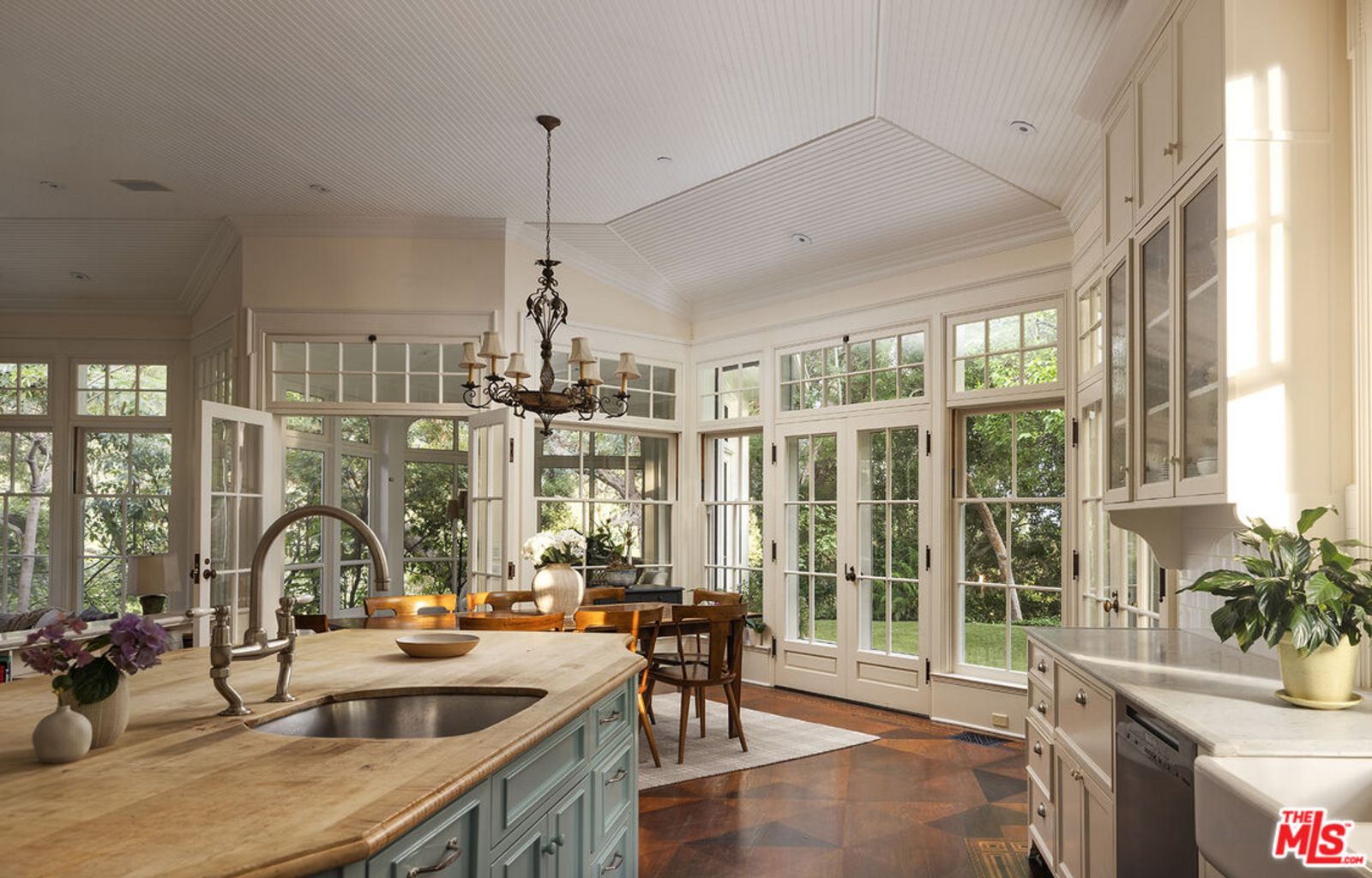 Edle Küche mit Essbereich, bodentiefen Fenstern im Wintergarten-Stil und direktem Zugang zum Garten origin5.jpeg