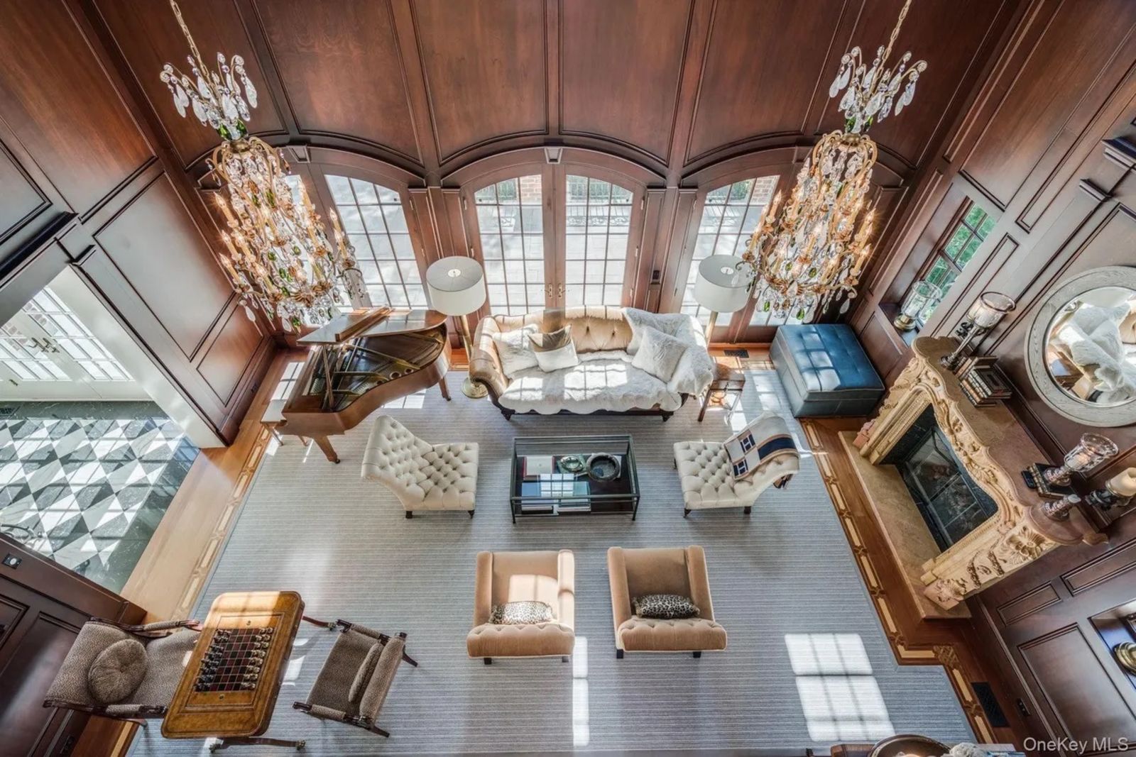 Wohnzimmer aus der Vogelperspektive 85e2c315594c52753ab610f591889bbal-m2989419231rd-w1280_h960.jpeg