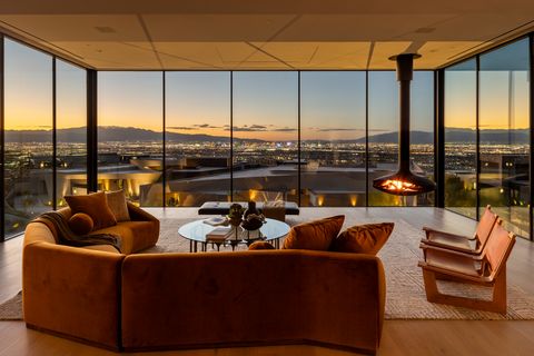 Wohnzimmer am Abend mit Panoramablick auf die Dächer von Las Vegas bei Sonnenuntergang Chisel_Crest_Final__WEP_-_Full_Res-65.jpg