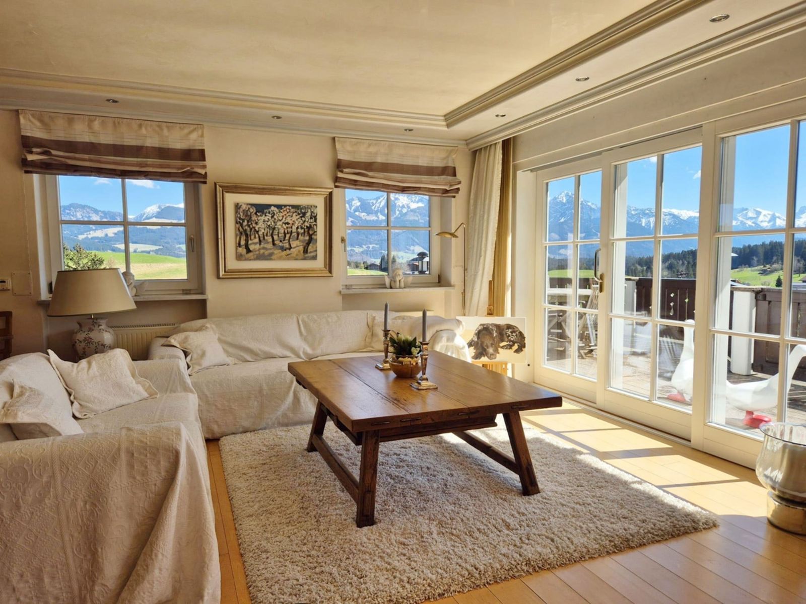 helles Wohnzimmer, weiß gehalten, Fensterfront zum großen Balkon, Panoramablick auf die Berge 19.jpeg