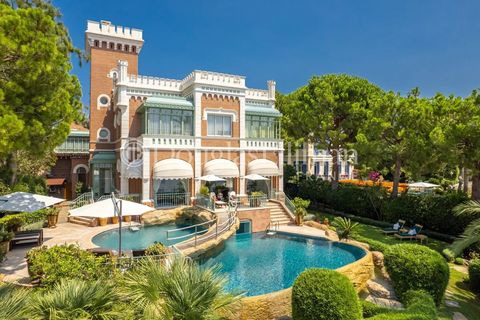 Gartenblick der Villa mit oberem und unterem Swimmingpool, Terrasse und Palmen 1900xxs.jpg