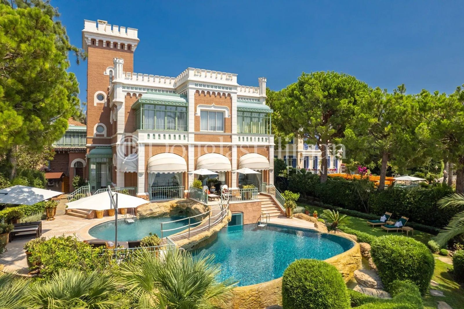 Gartenblick der Villa mit oberem und unterem Swimmingpool, Terrasse und Palmen 1900xxs.jpg