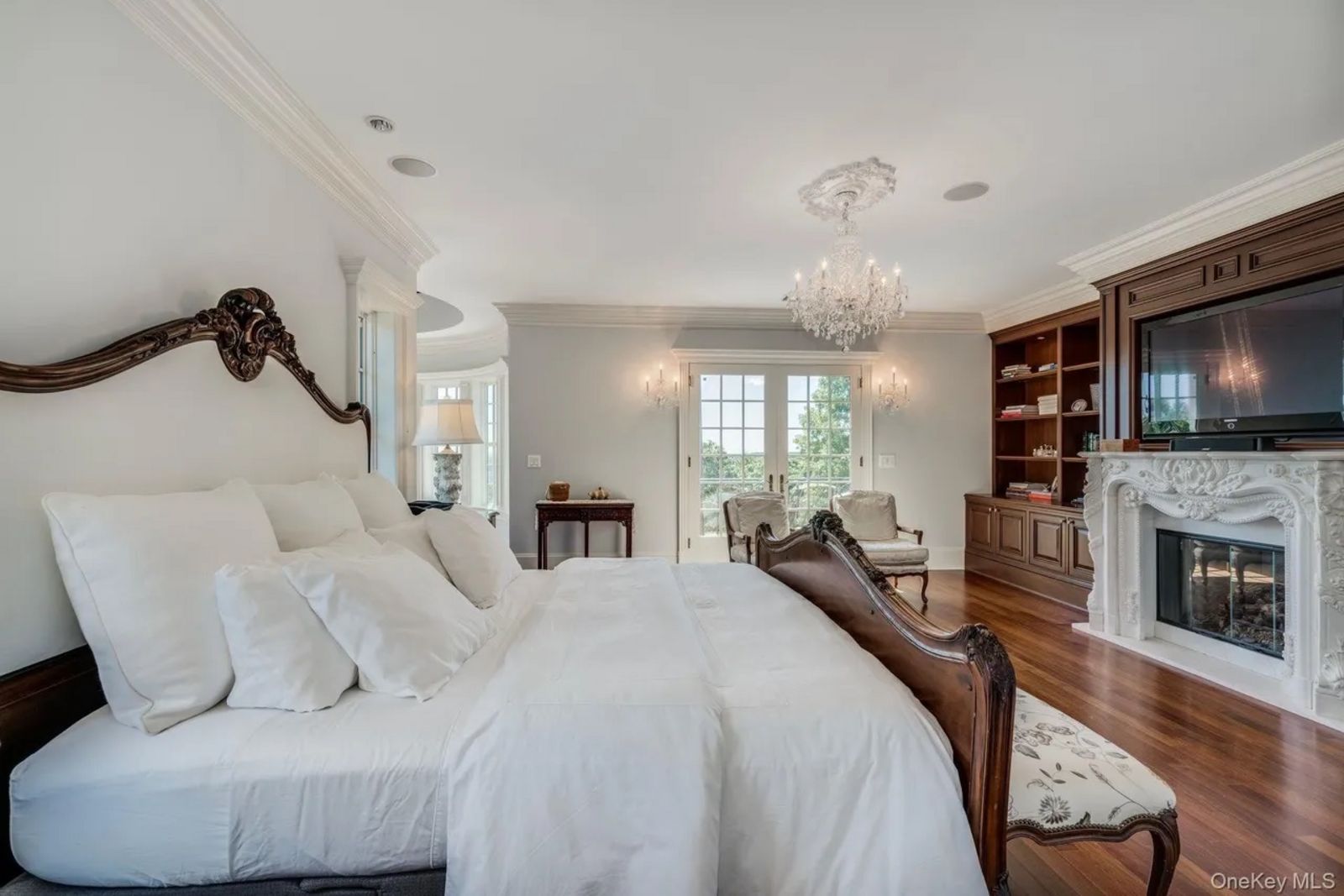 Großes weißes Schlafzimmer mit Holzkamin 85e2c315594c52753ab610f591889bbal-m3266759592rd-w1280_h960.jpeg