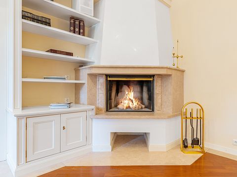 Wohnzimmer mit Kamin Kamin.jpg