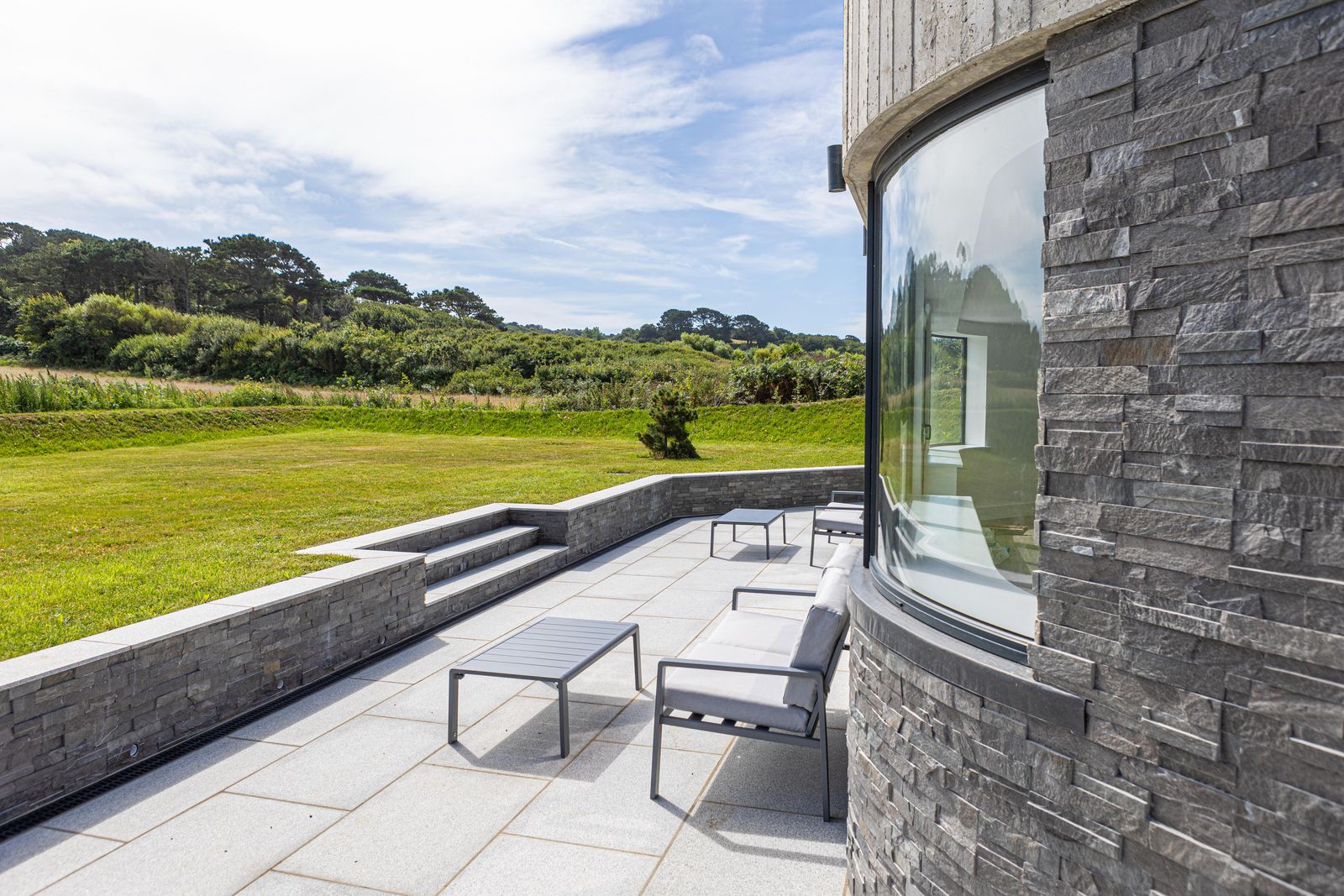 Terrasse mit Sitzbank – Ausblick auf den Garten 67a9c4be436bcdd7f4b68f99_1.jpg