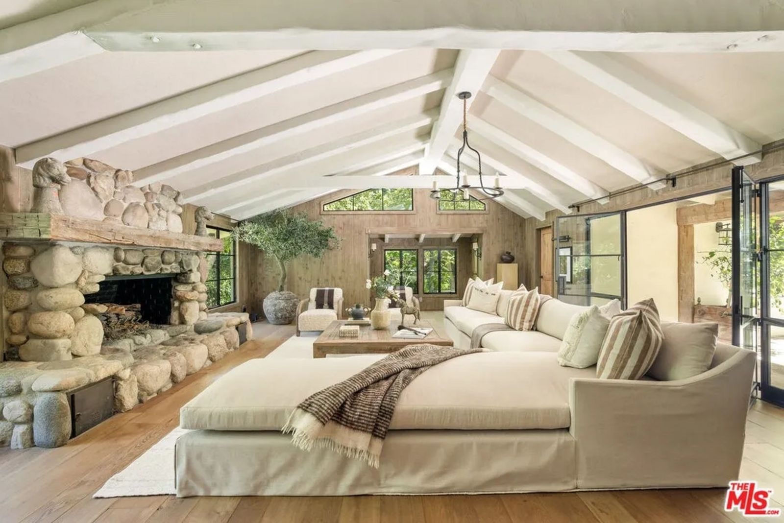 helle Sofalandschaft mit Kamin aus Felssteinen 13153133c9aa880eb8befa5a53fde86el-m723936223rd-w1280_h960.jpg