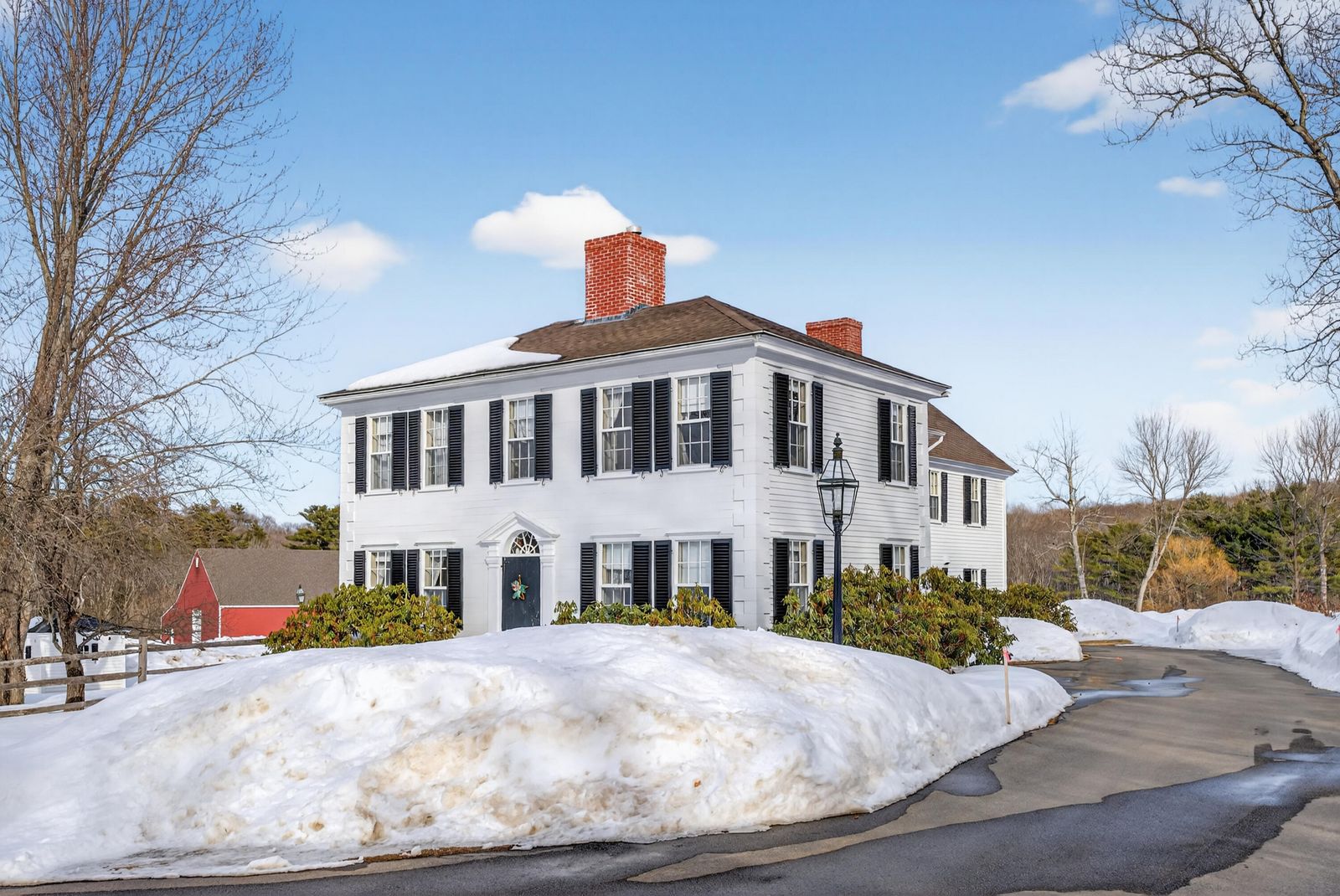 Schneebedeckte Häuser und Garagen, aus der Luft gesehen. 8f9c0c7ee58de7defca5339d592687c6-76.jpg