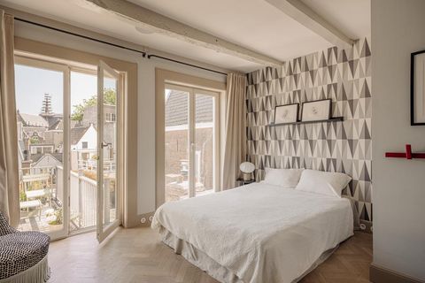 Weiteres Schlafzimmer mit bodentiefen Fenstertüren und Zugang zur Terrasse. 245161250.jpg