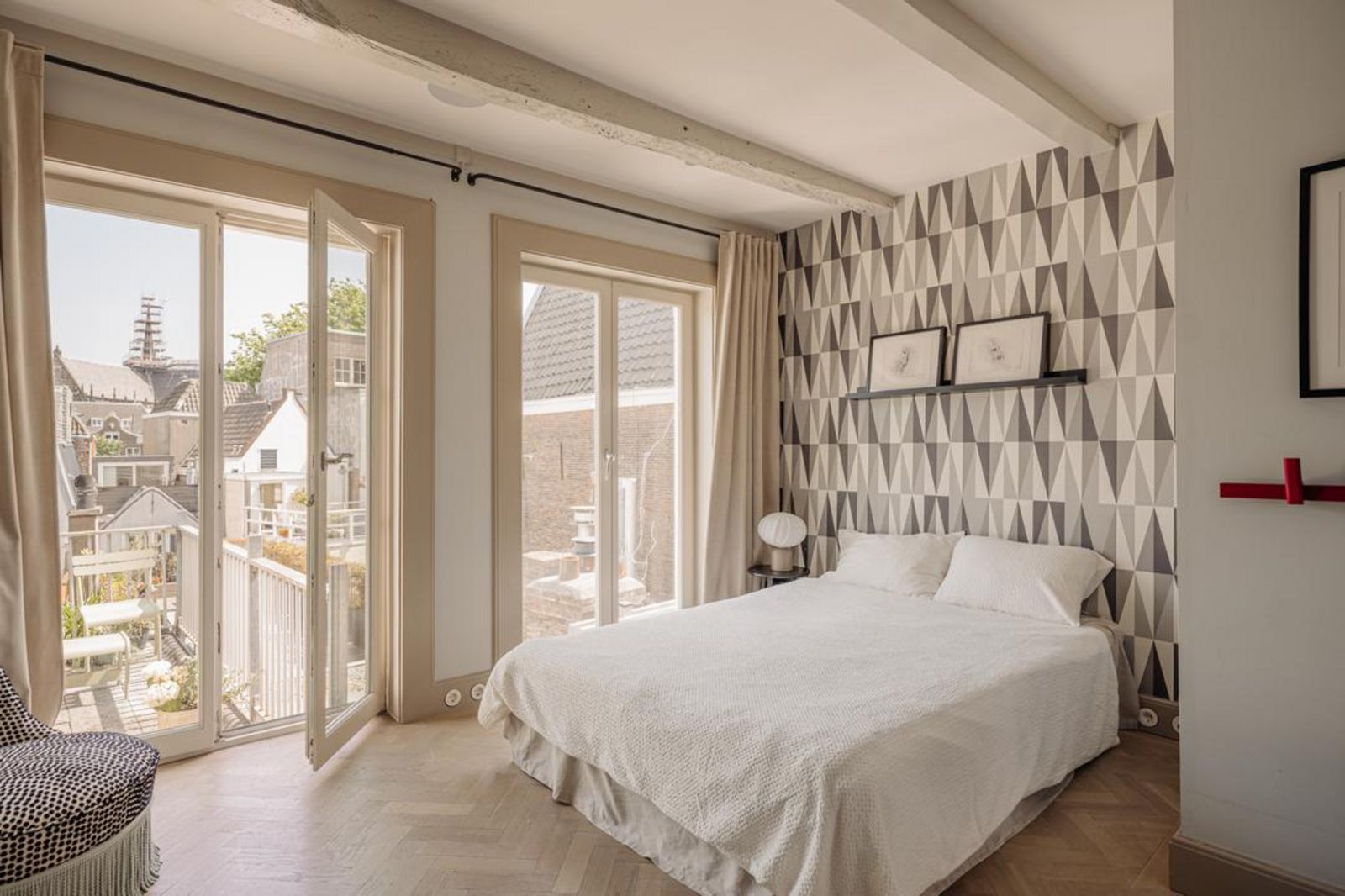 Weiteres Schlafzimmer mit bodentiefen Fenstertüren und Zugang zur Terrasse. 245161250.jpg