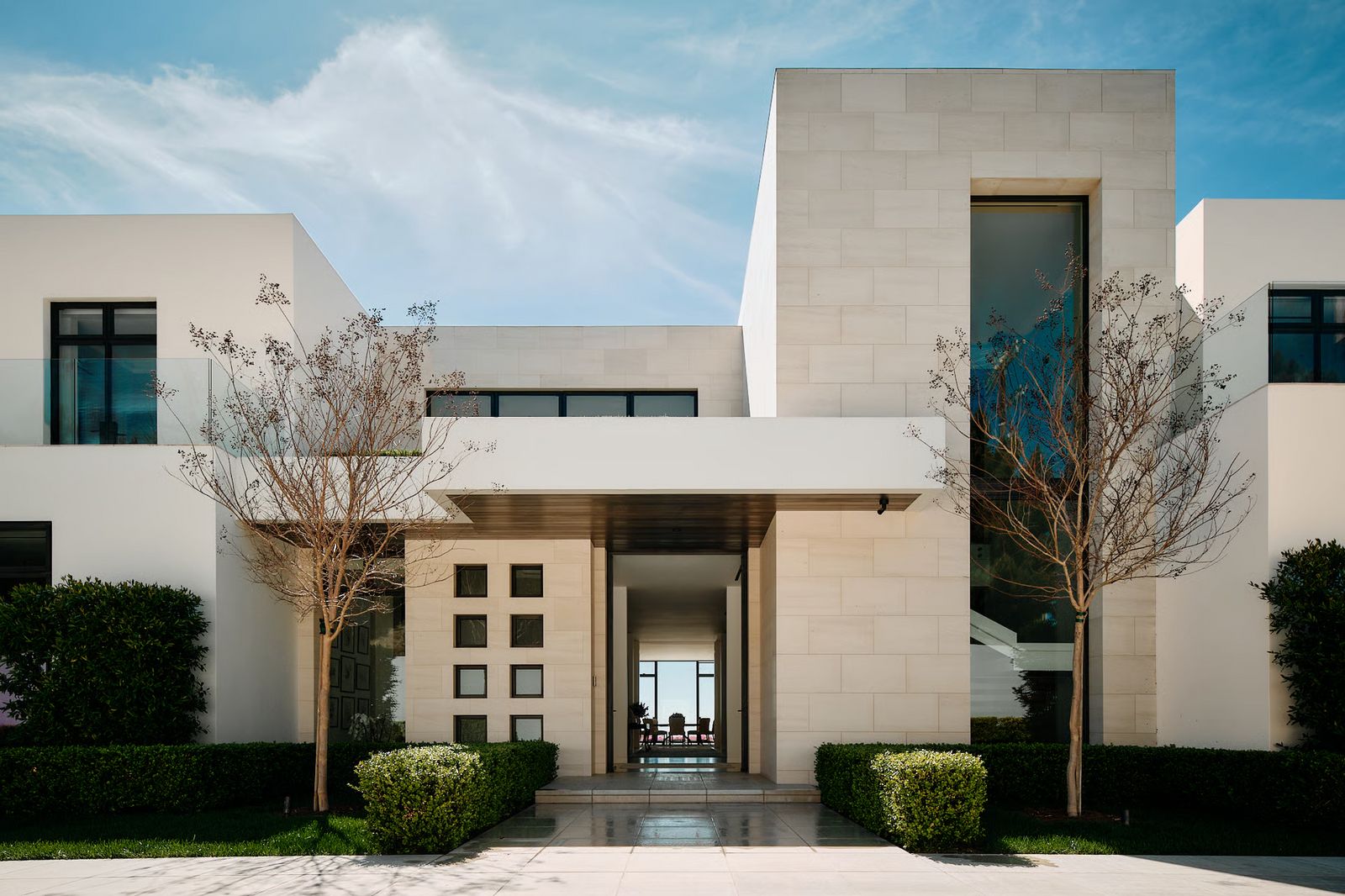 Fassade aus hellen Kuben, Hauseingang e85f3d39-e33c-43f5-845e-778901e8d721.jpg