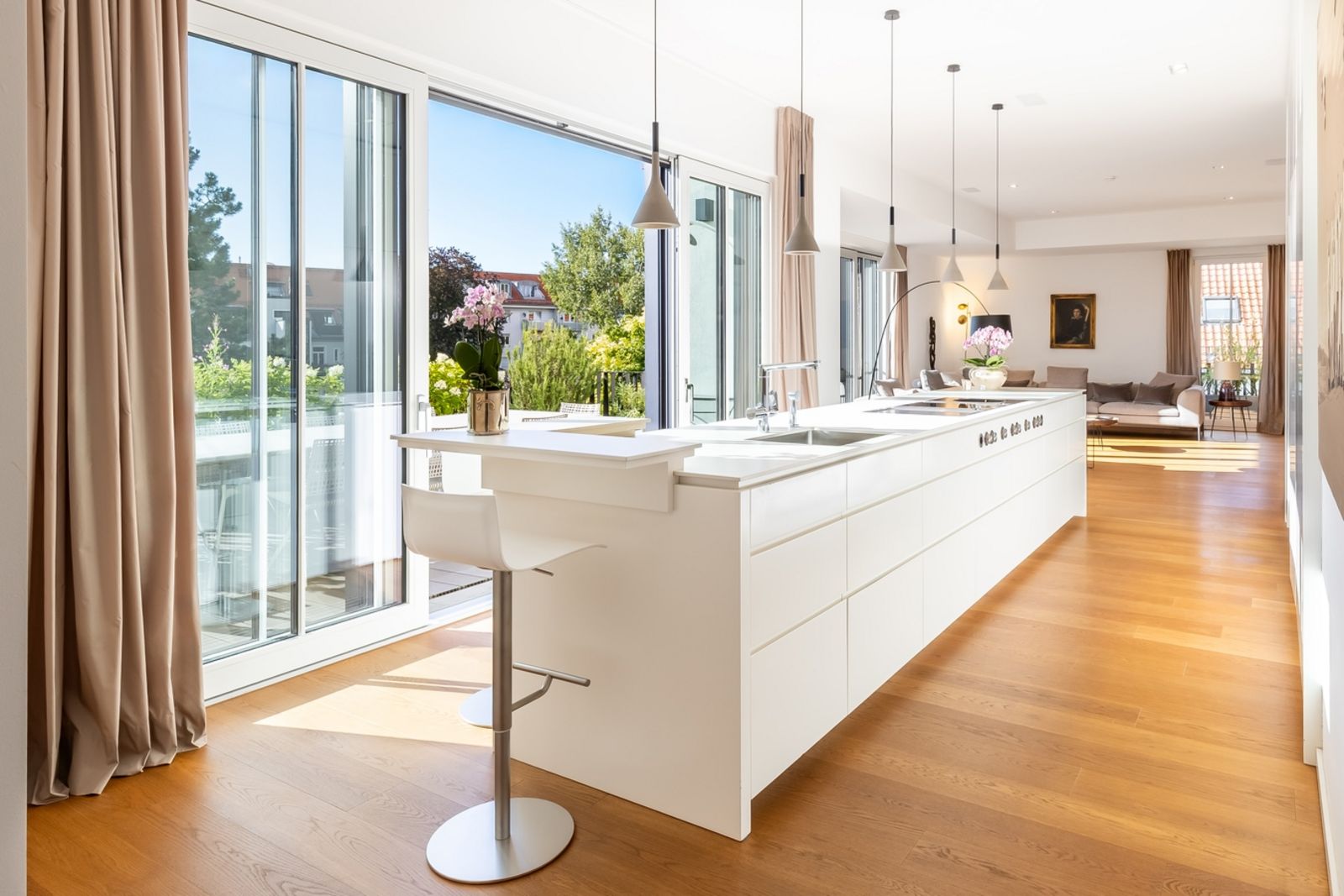 Küchemit Kochinsel vor bodentiefer Fensterfront mit Durchgang zum Balkon ETW_3344_-_Kochen_2.jpg