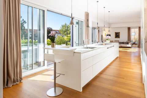 Küchemit Kochinsel vor bodentiefer Fensterfront mit Durchgang zum Balkon ETW_3344_-_Kochen_2.jpg