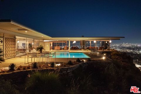 Haus bei Nacht mit Glasfassade, von der Terrasse aus gesehen, innen stimmungsvoll beleuchtet -8424909009325368870.jpg