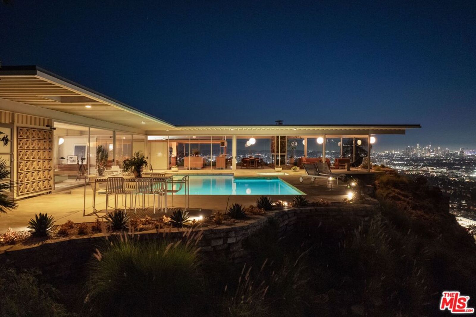 Haus bei Nacht mit Glasfassade, von der Terrasse aus gesehen, innen stimmungsvoll beleuchtet -8424909009325368870.jpg