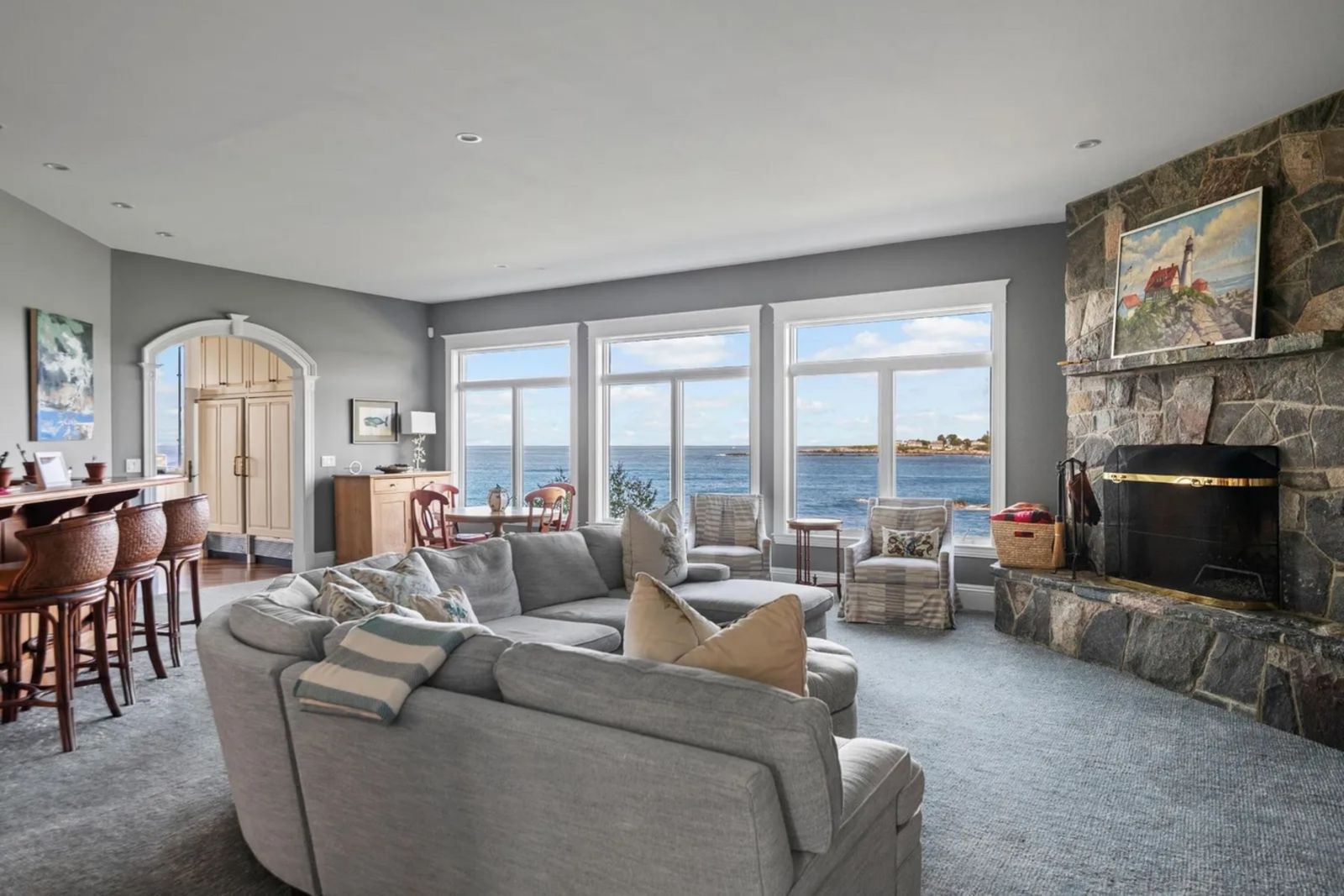 Wohnzimmer mit Bar, Kamin, helle Fensterfront zum Meer imagereader8.jpg