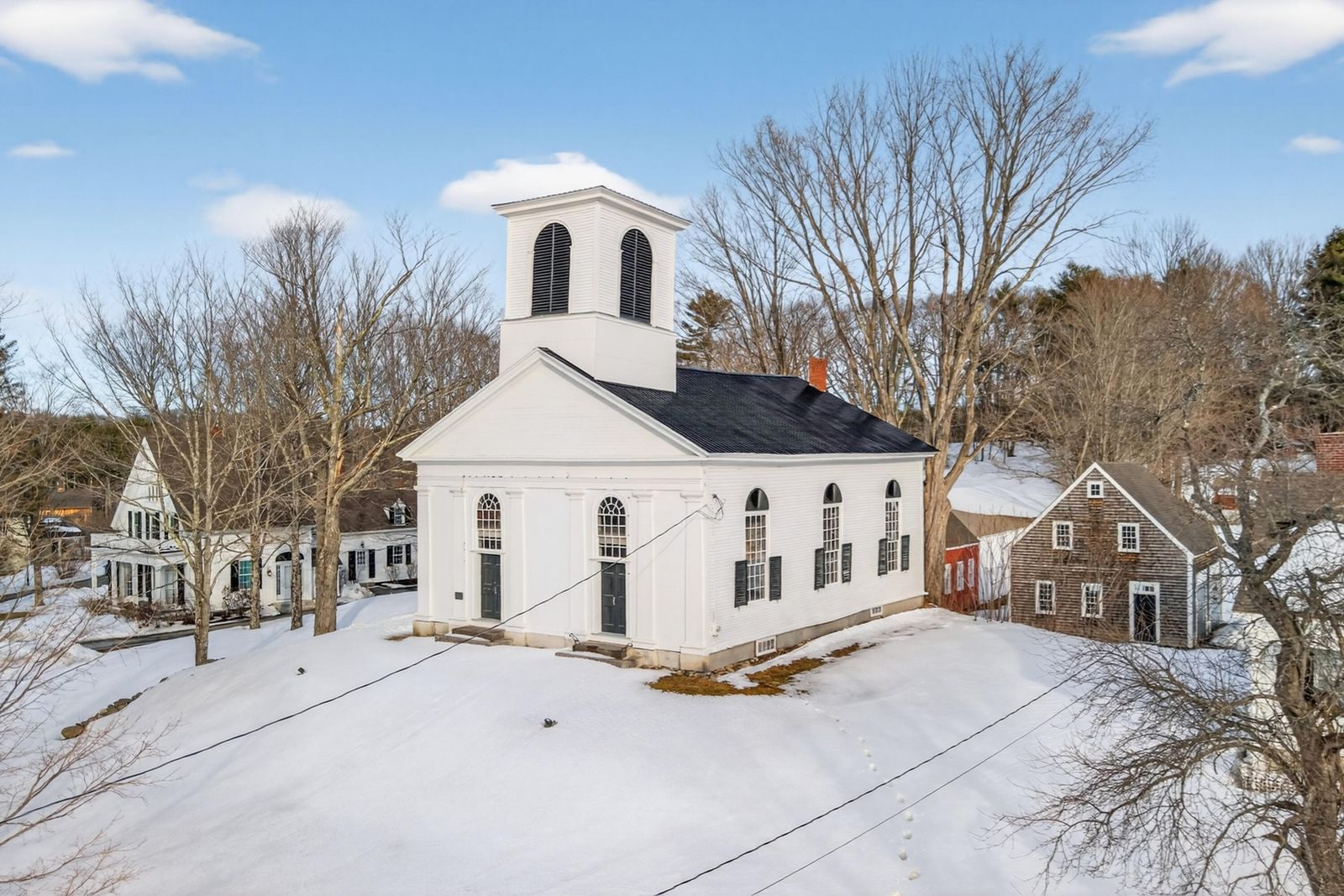 Schneebedeckte Häuser und Garagen, aus der Luft gesehen. 8f9c0c7ee58de7defca5339d592687c6-63.jpg