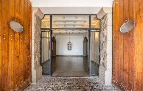 Edler Eingangsbereich mit großer Glastür zwischen Holz- und Steinmauer. 27-12012026132331falkfortet-muusfoto-m25_8292-web.jpg