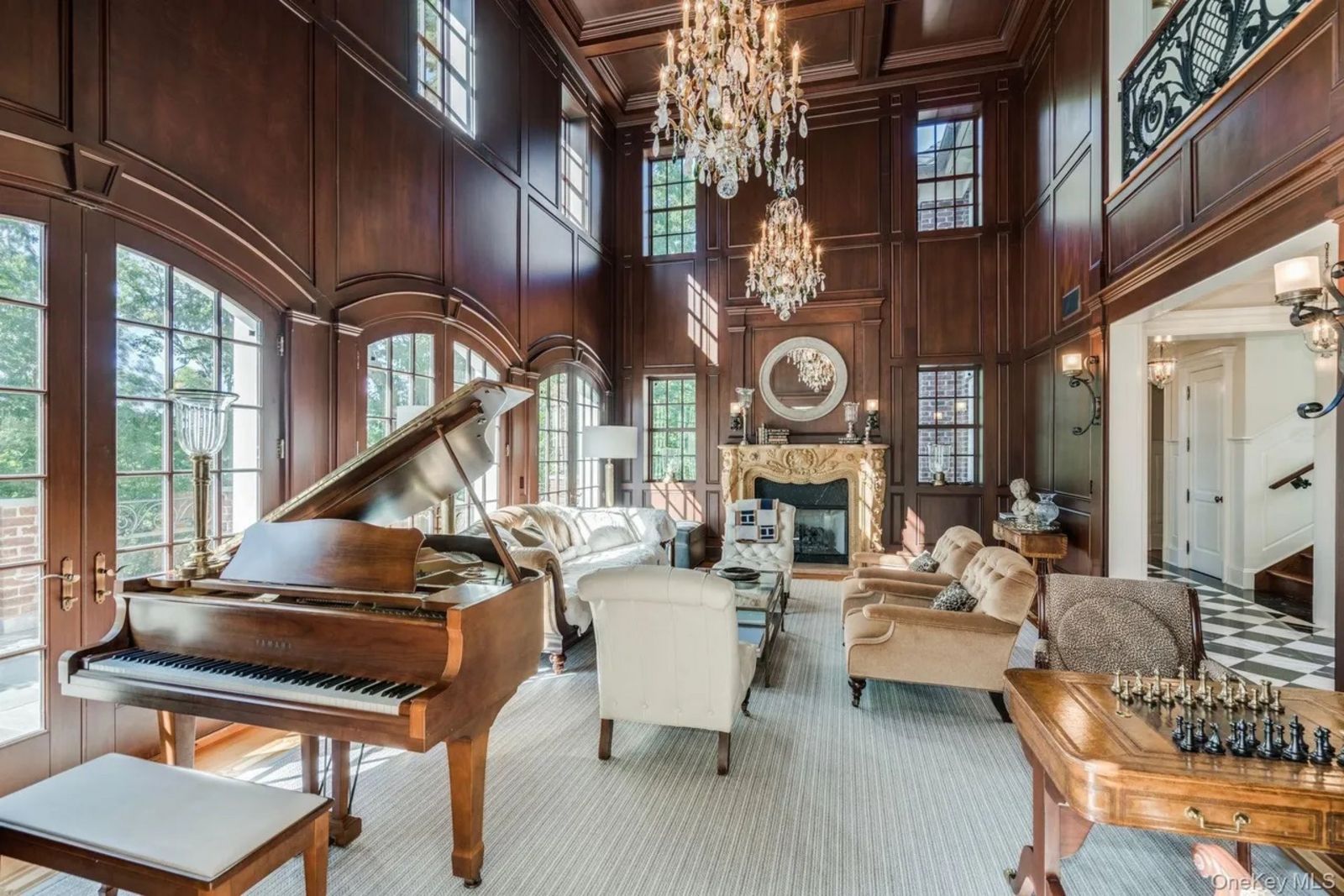 Elegantes Wohnzimmer mit Holzvertäfelung, hoher Decke, Klavier und Steinkamin 85e2c315594c52753ab610f591889bbal-m3061479927rd-w1280_h960.jpeg