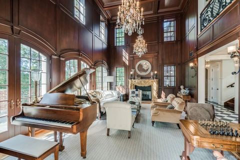 Elegantes Wohnzimmer mit Holzvertäfelung, hoher Decke, Klavier und Steinkamin 85e2c315594c52753ab610f591889bbal-m3061479927rd-w1280_h960.jpeg