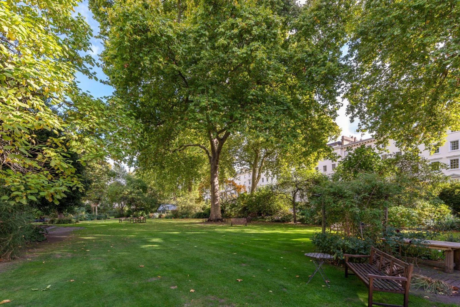 Park auf der anderen Straßenseite 1jpg.jpeg