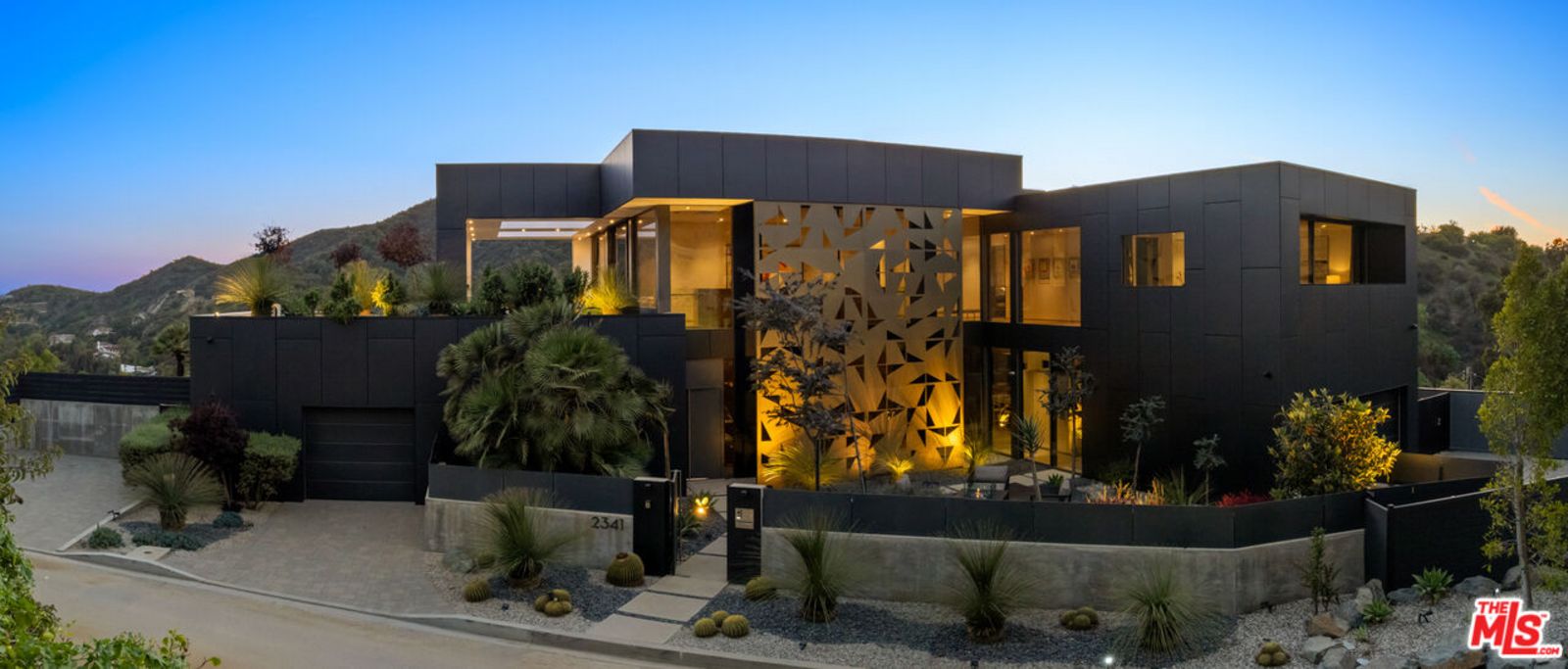 Außenansicht in der Dämmerung origin_Kiss1.jpg