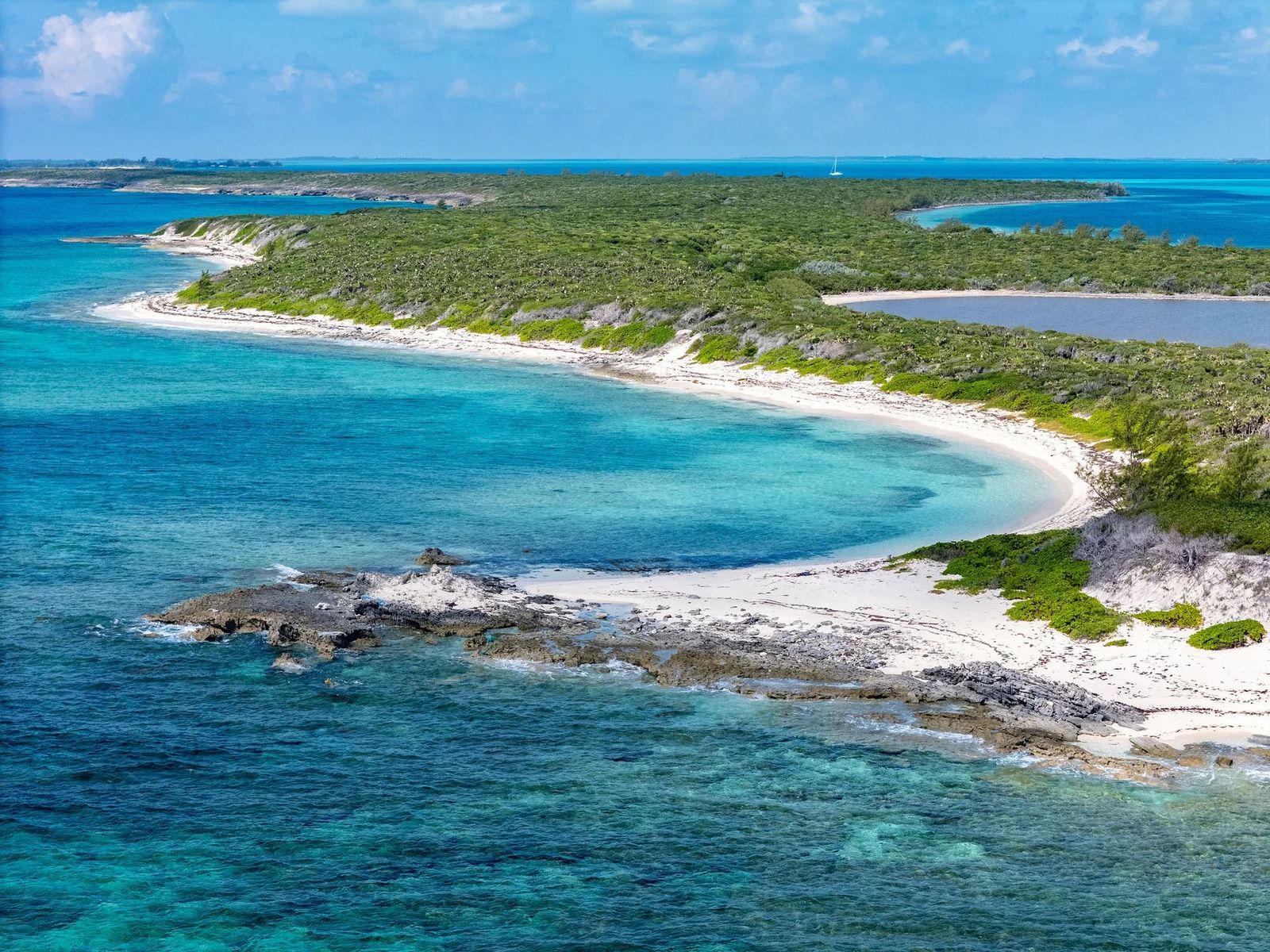 Sandstrand mit türkisblauem Wasser und Palmen. 837F752D-3111-4118-A30B-CF605E24F77F.jpeg