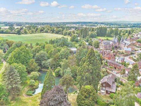 Weiter Blick vom Turm über Ort und Landschaft mit See Fine_Country4.jpg