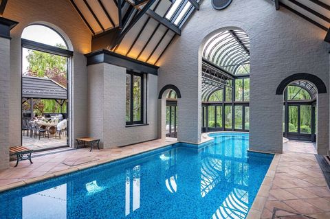 großzügiger, verspielter Innen-Pool Caine8.jpg