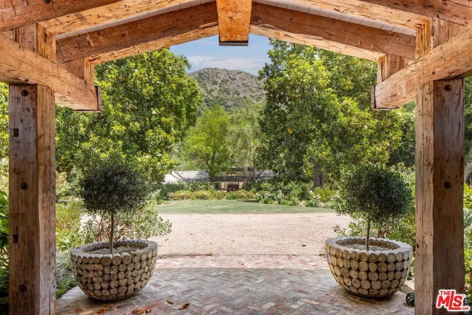 Blick unter Holzvordach auf Auffahrt 13153133c9aa880eb8befa5a53fde86el-m2832883435rd-w1280_h960.jpg